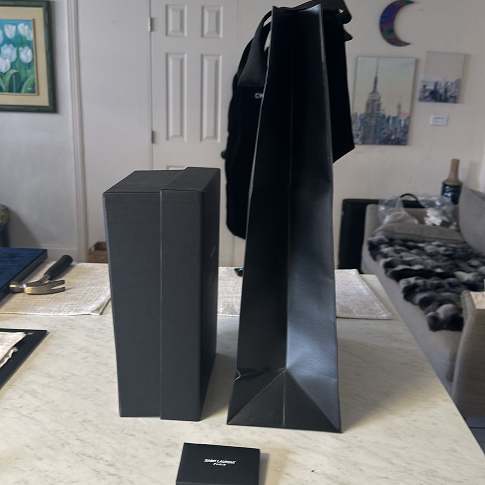 ✨✨Luxury Designer Bags and Boxes for Sale!
Saint Laurent, show box + bag ✨✨ - Picture 8 of 14